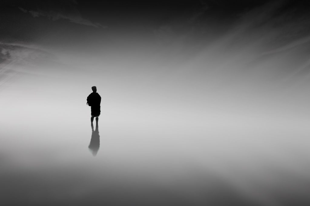 霧の中を一人で歩く男